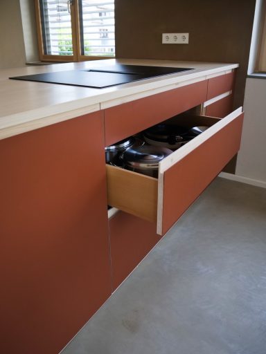 Küche in Linoleum "Brick" und "Magnolia" auf Fichte, dazu weiß geölte Esche als Arbeitsplatte