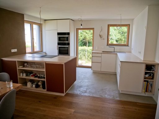 Küche in Linoleum "Brick" und "Magnolia" auf Fichte, dazu weiß geölte Esche als Arbeitsplatte