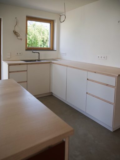 Küche in Linoleum "Brick" und "Magnolia" auf Fichte, dazu weiß geölte Esche als Arbeitsplatte