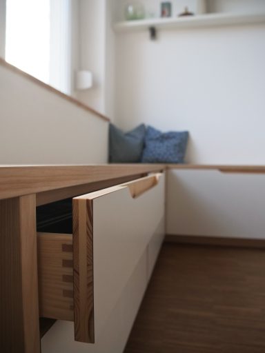 Schubkastendetail der Sitzecke in Esche und weißem Schichtstoff auf Fichte